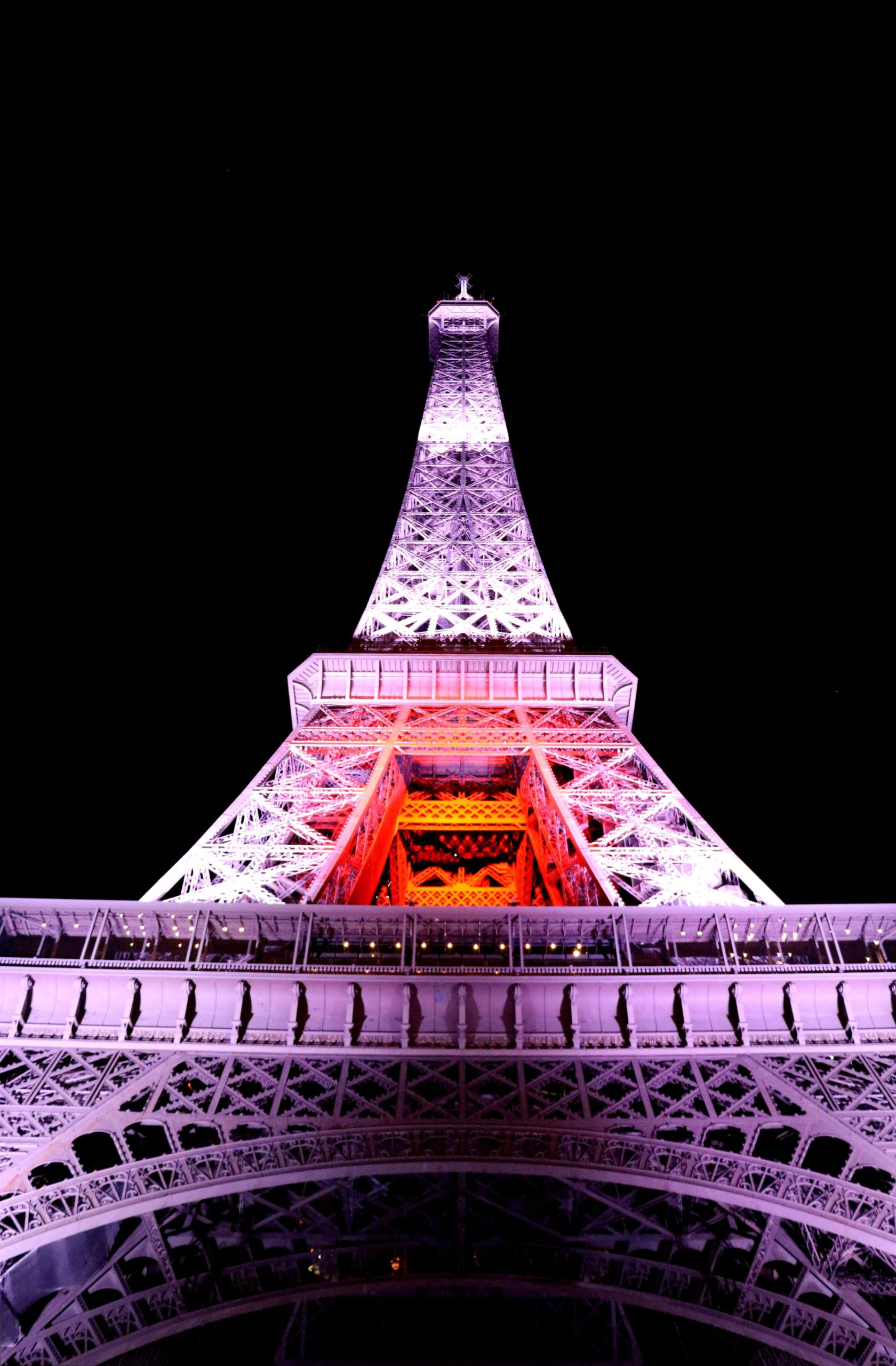 Les lumières du Japon illuminent la Tour Eiffel