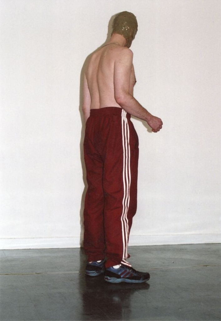 Georges Tony Stoll, Communauté inavouable ou Que fait-il dans son survêtement Adidas?, 1999 © Galerie Poggi