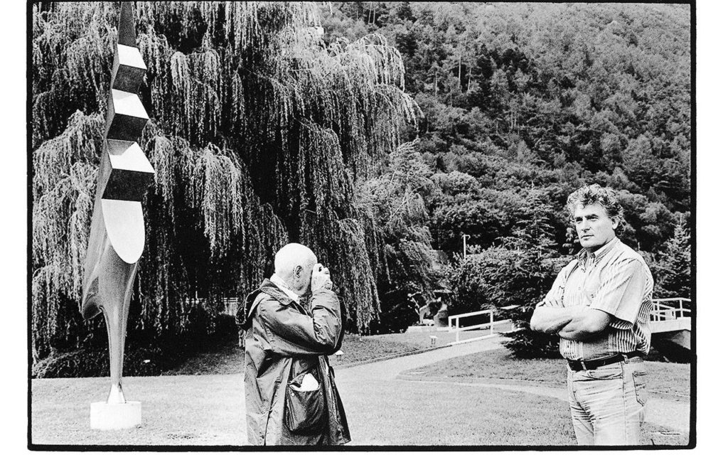 Henri Cartier-Bresson photographie Léonard Gianadda dans le parc de la Fondation, 2 septembre 1994 © Monique Jacot