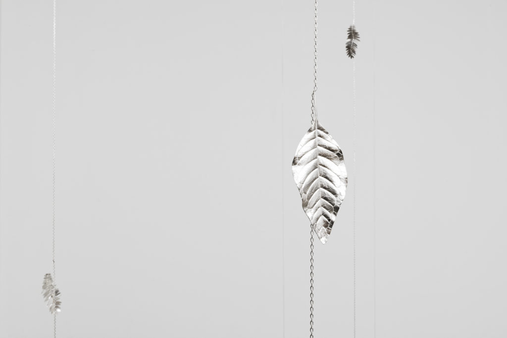 Kapwani Kiwanga, Potomitans, 2021. Feuilles, fleurs et chaînes en argent massif, dimensions variables. Courtesy Galerie Poggi, Paris © Aurélien Mole