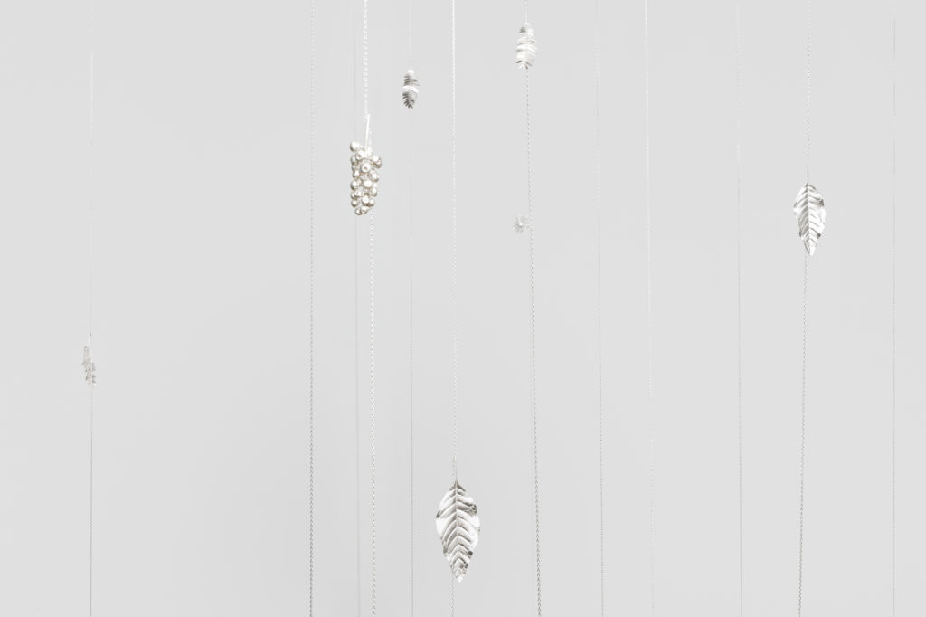 Kapwani Kiwanga, Potomitans, 2021. Feuilles, fleurs et chaînes en argent massif, dimensions variables. Courtesy Galerie Poggi, Paris © Aurélien Mole