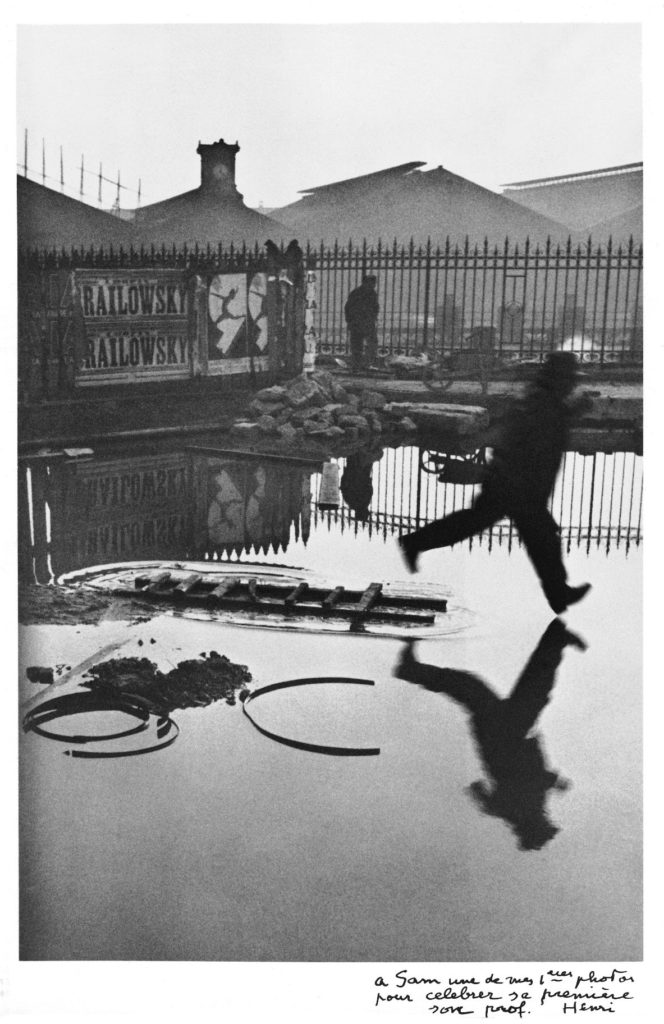 Henri Cartier-Bresson, Derrière la gare Saint-Lazare, Place de l'Europe, Paris, 1932 © Fondation Henri Cartier-Bresson : Magnum Photos - Collection Szafran, Fondation Pierre Gianadda