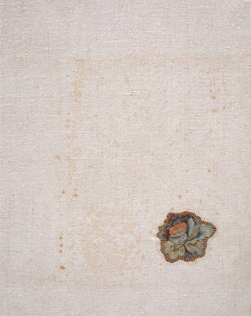 Sidival Fila, Senza Titolo Fiore Antico, 2021. Lin antique et fleur en soie brodée, 50 x 40 cm. Courtesy Galerie Poggi, Paris
