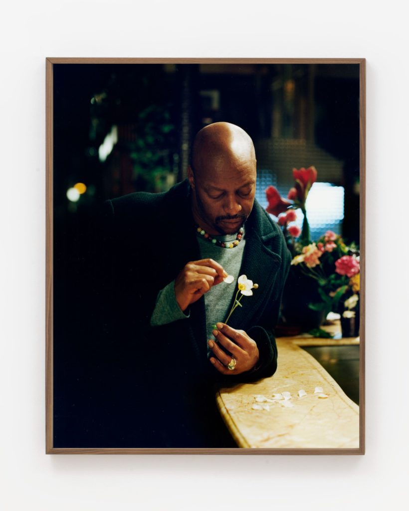Éric Baudelaire, L'Homme à la fleur, 2021, photographie, 90 x 71 cm © Courtesy de l’artiste : ADAGP, Paris 2023. Collection Dorith et Serge Galuz