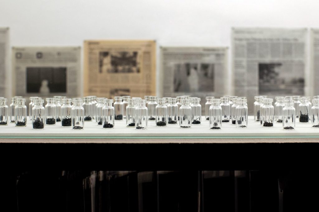 Estefanía Peñafiel Loaiza, Sans titre (Figurants), 200 fioles en verre, gomme à effacer, journaux (de 801 à 1000) © Courtesy de l’artiste. Collection Colette et Michel Poitevin