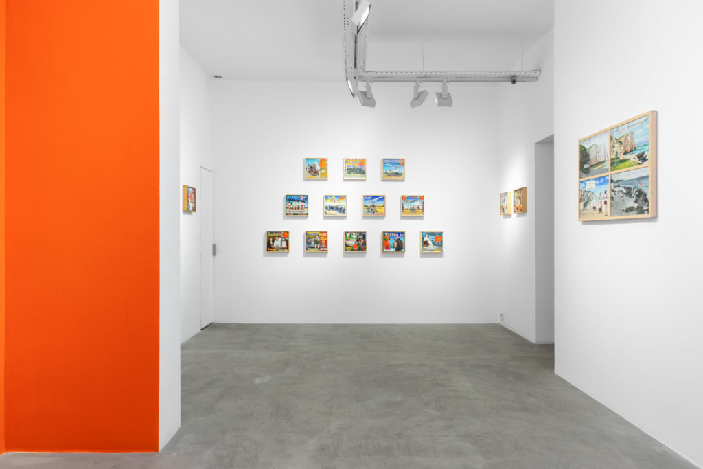 Galerie Vallois, Ben Sakoguchi, Oranges, pancartes, cartes postales, 2023 © Margot Montigny