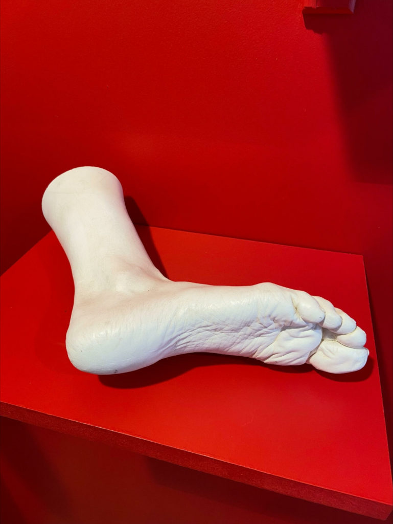 John DeAndrea, Foot, Plaster © Margot Montigny