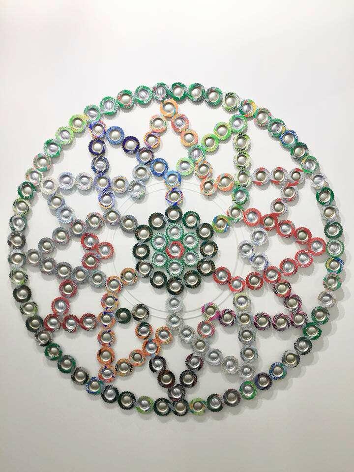 Mircea Cantor, Rosace, 2018. Cendriers en canettes de soda, plexiglas, aluminium, diamètre 190 cm. Courtesy de l'artiste et Dvir Gallery, Paris. © ADAGP 2023