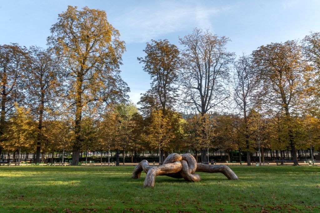 Henrique Oliveira, Desnatureza, 2022. Paris Plus par Art Basel 2023, Programme public, Jardin des Tuileries © Marc Domange