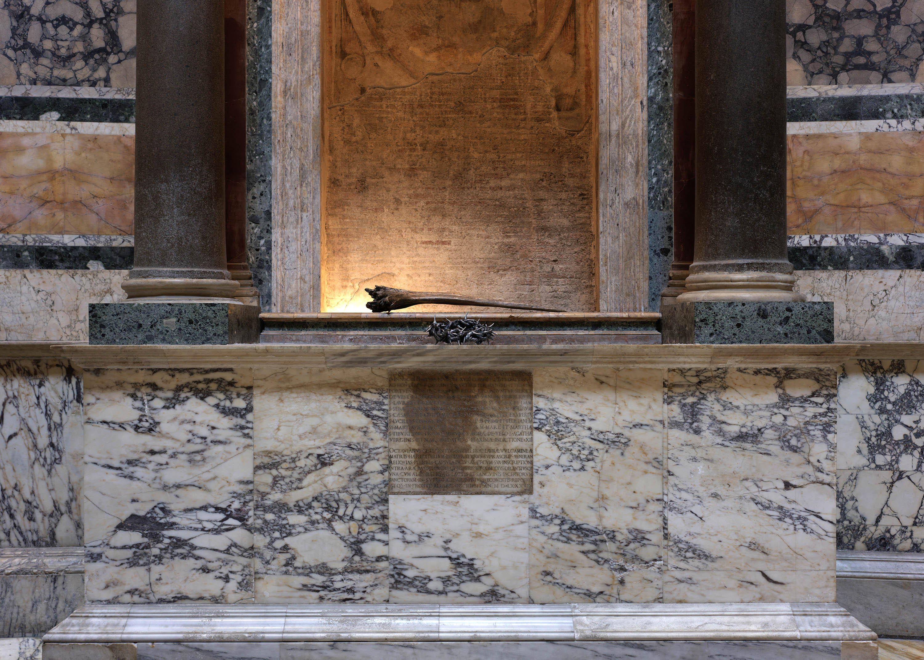 Helga Vockenhuber, Corona Gloriae, 2025, Panthéon de Rome