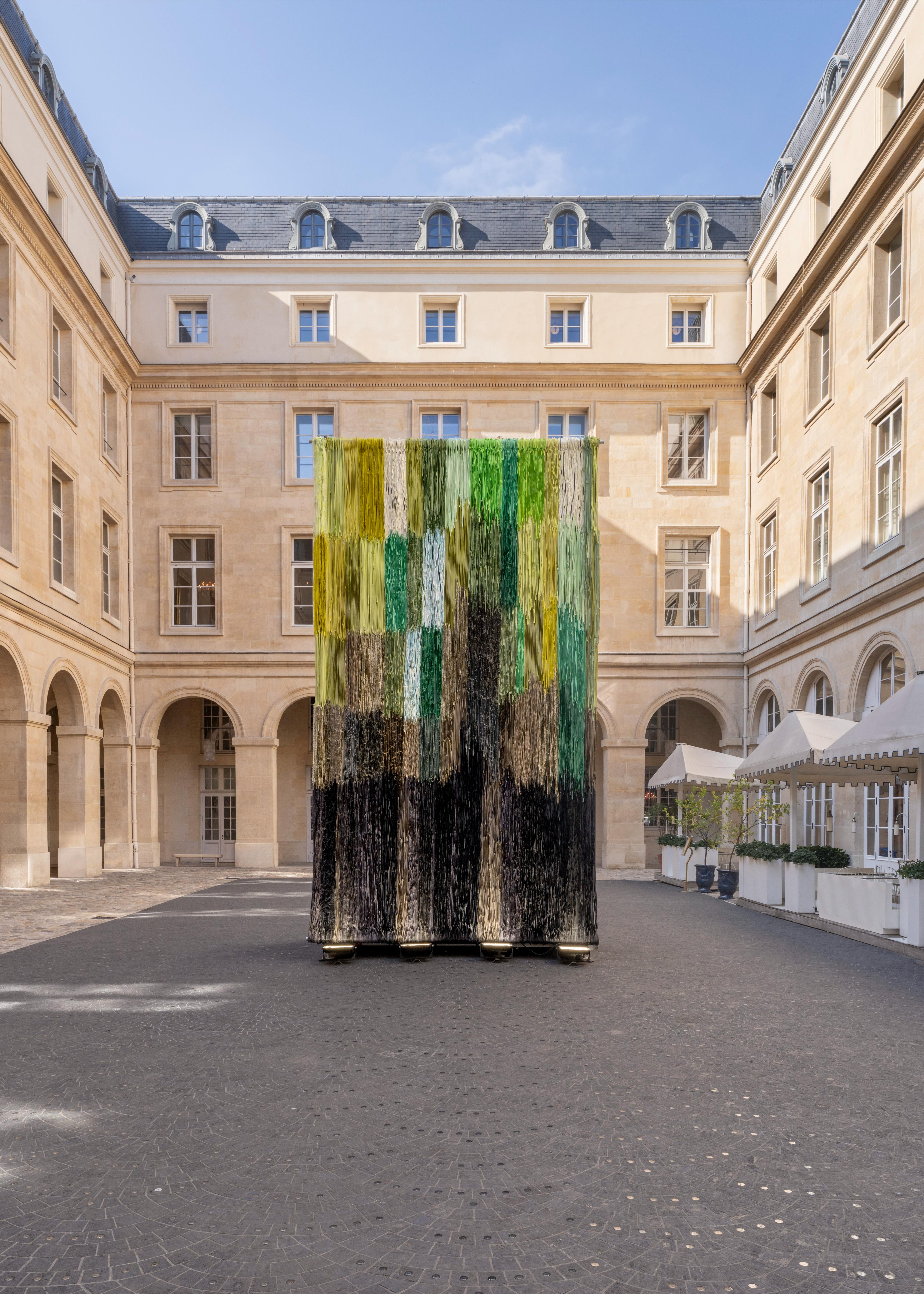 Joël Andrianomearisoa, Les herbes folles du vieux logis, Cour de l’Hôtel de la Marine, 2025 © Nicolas Brasseur, Courtesy of the artist and Almine Rech