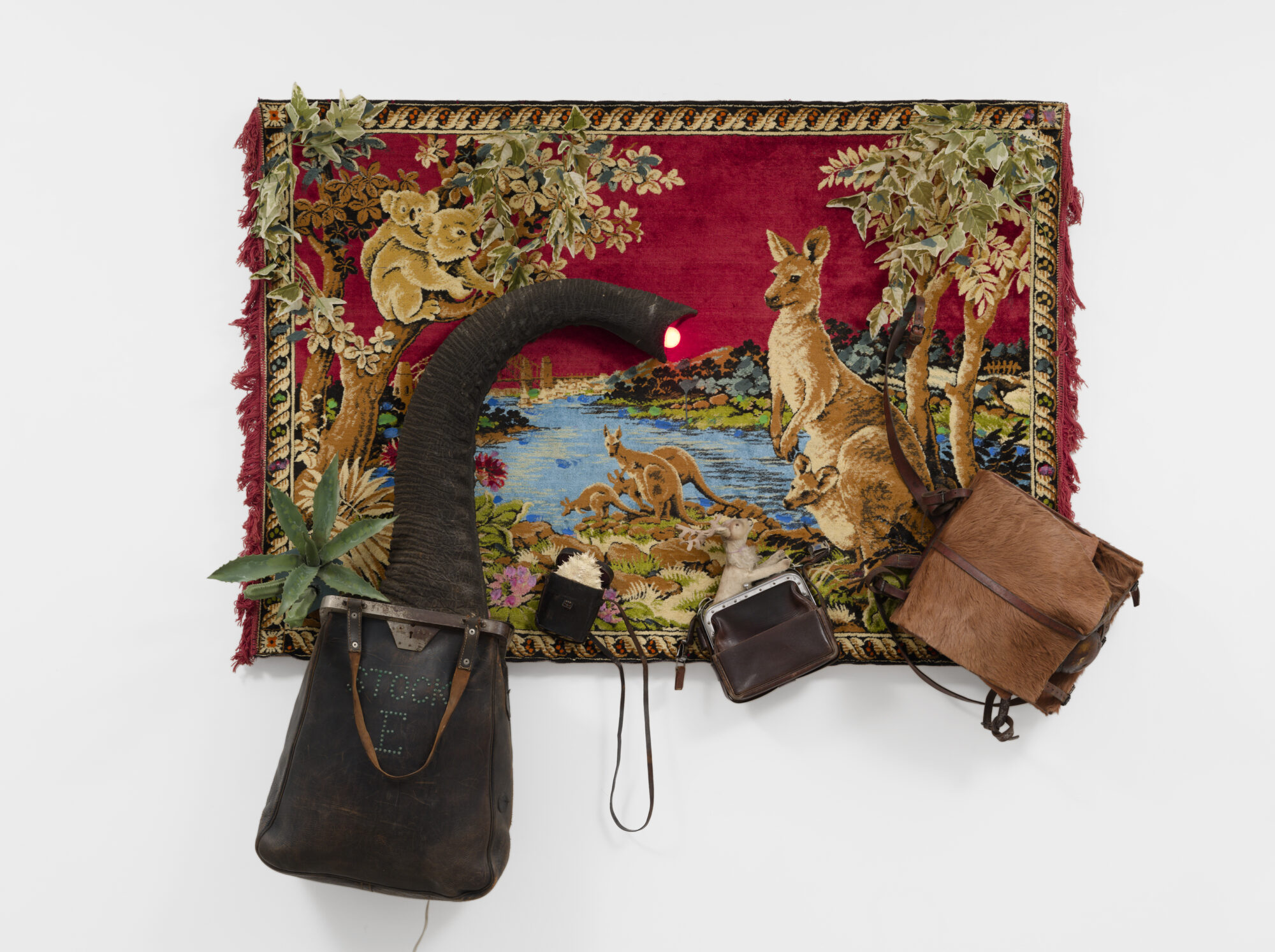 Daniel Spoerri, Das letzte Hemd hat keine Taschen (On n'emporte rien dans la tombe), 1989