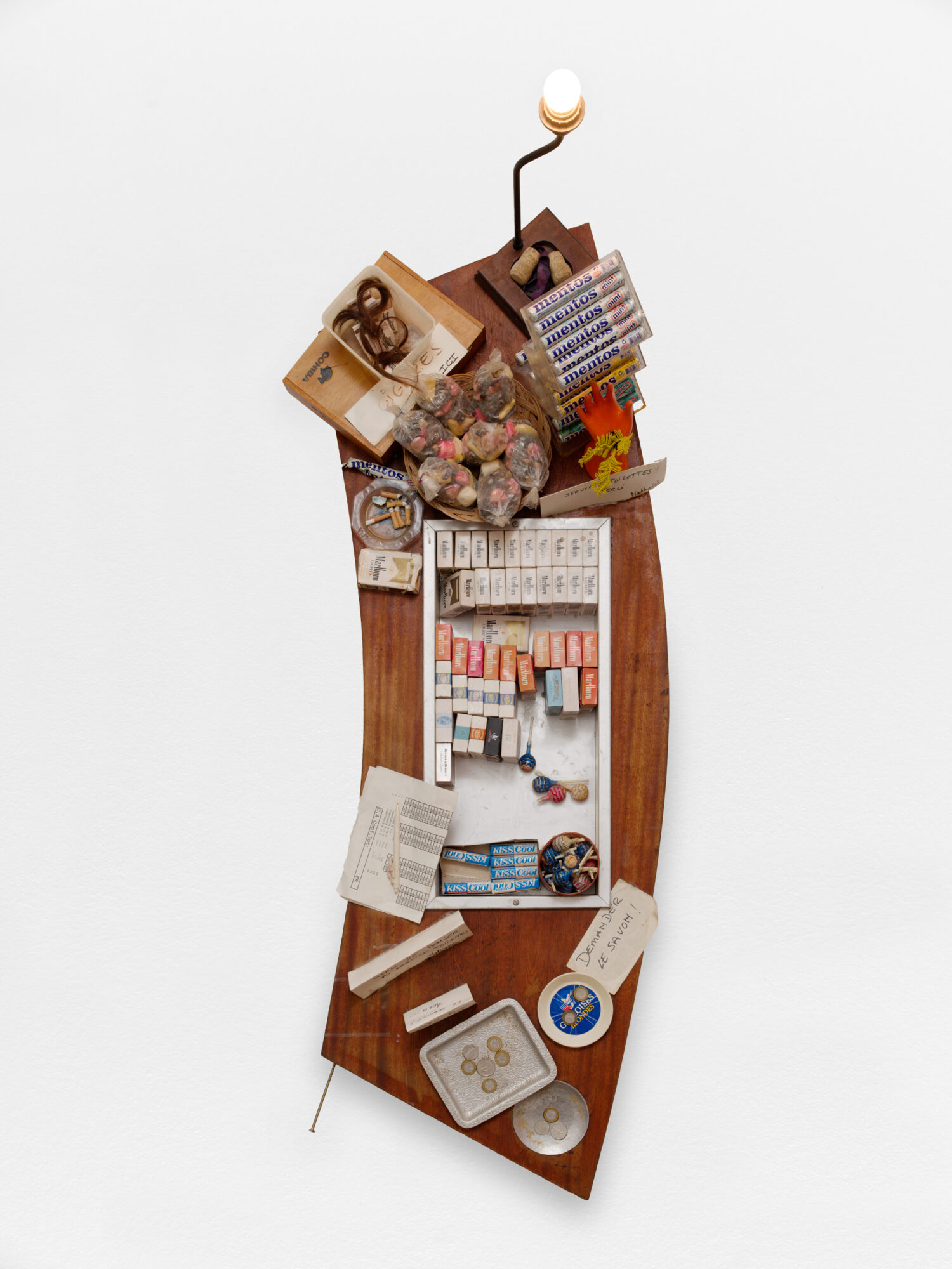 Daniel Spoerri, La table de la dame pipi du métro Strasbourg Saint Denis, 1998