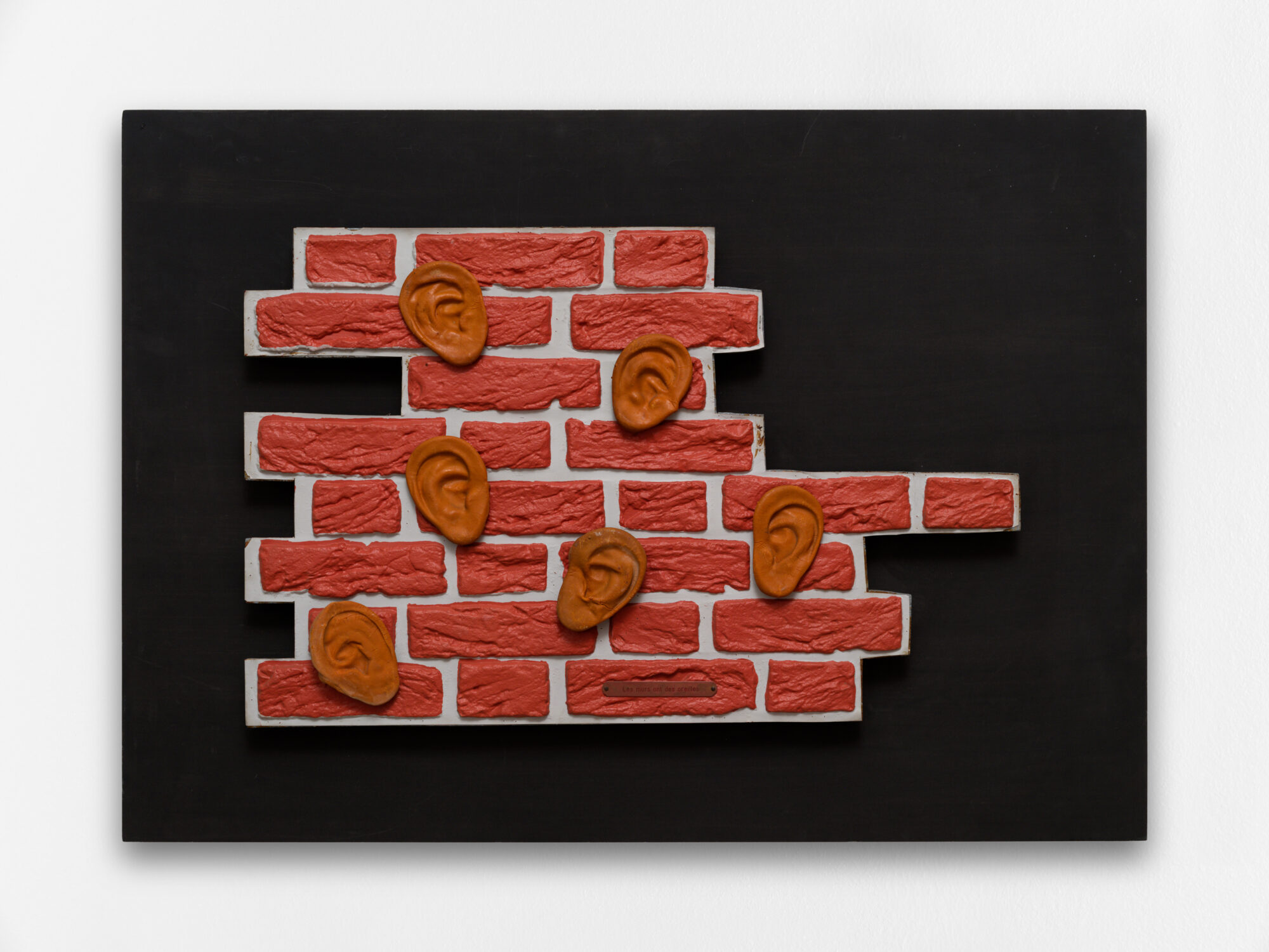 Daniel Spoerri, Les murs ont des oreilles, 1964