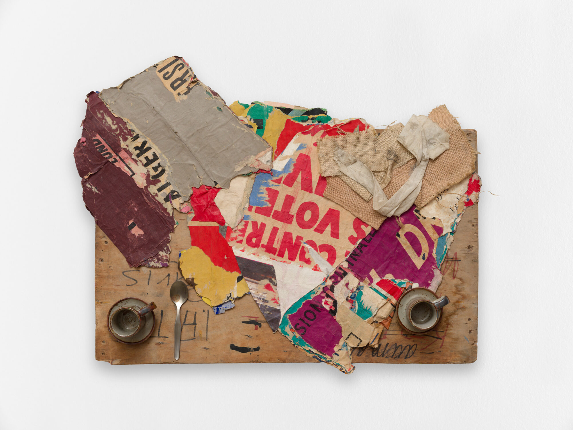 Daniel Spoerri, Tableau-piège (le dîner de Jacques Villeglé), 1990