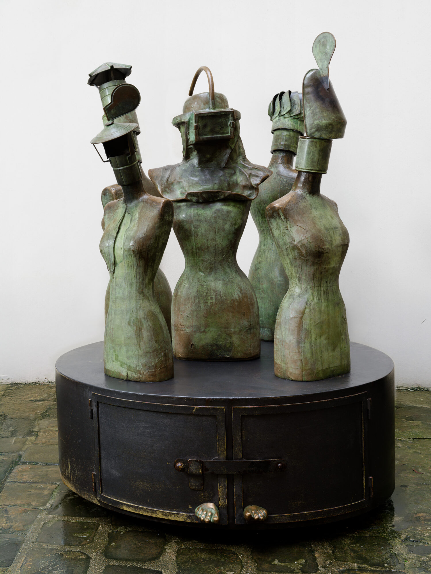 Daniel Spoerri, Teste fumanti - Mir raucht der Kopf (steaming heads - my head is spinning), 1995-2000